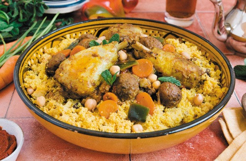 Tajine au poulet et au bœuf avec sa semoule cuisinée